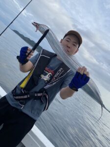 夏の博多湾で太刀魚釣り！F4サイズを頭に数釣りを楽しむ