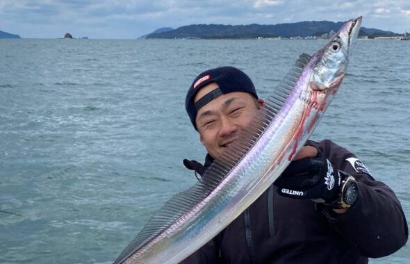 博多湾内で太刀魚釣り！冬の良型が連続ヒット