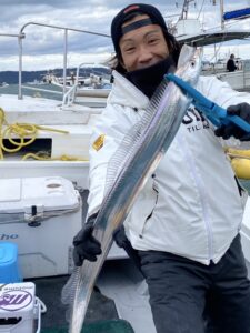 博多湾内で太刀魚釣り！冬の良型が連続ヒット