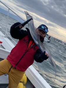 博多湾で冬の太刀魚釣り！渋い状況でも粘りの釣果