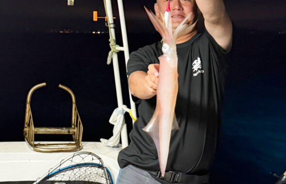 前半苦戦も終盤に巻き返し！パラソル級も混じり80杯超｜夜焚きイカ釣り