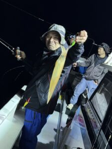 玄界灘・夜焚きイカ釣り｜今期初出船は渋めのスタート