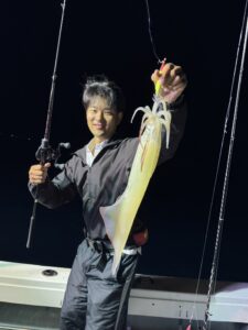 型は良型揃いも数は渋め、潮止まり前にラッシュあり｜夜焚きイカ釣り