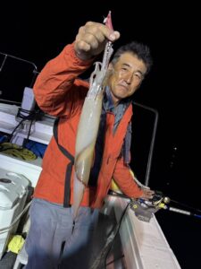 型は良型揃いも数は渋め、潮止まり前にラッシュあり｜夜焚きイカ釣り