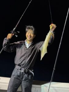 型は良型揃いも数は渋め、潮止まり前にラッシュあり｜夜焚きイカ釣り