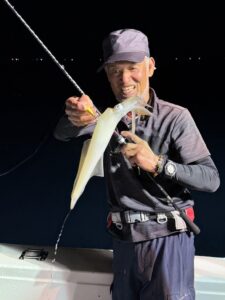 型は良型揃いも数は渋め、潮止まり前にラッシュあり｜夜焚きイカ釣り