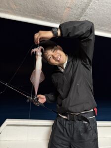 型は良型揃いも数は渋め、潮止まり前にラッシュあり｜夜焚きイカ釣り