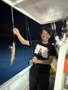 型は良型揃いも数は渋め、潮止まり前にラッシュあり｜夜焚きイカ釣り