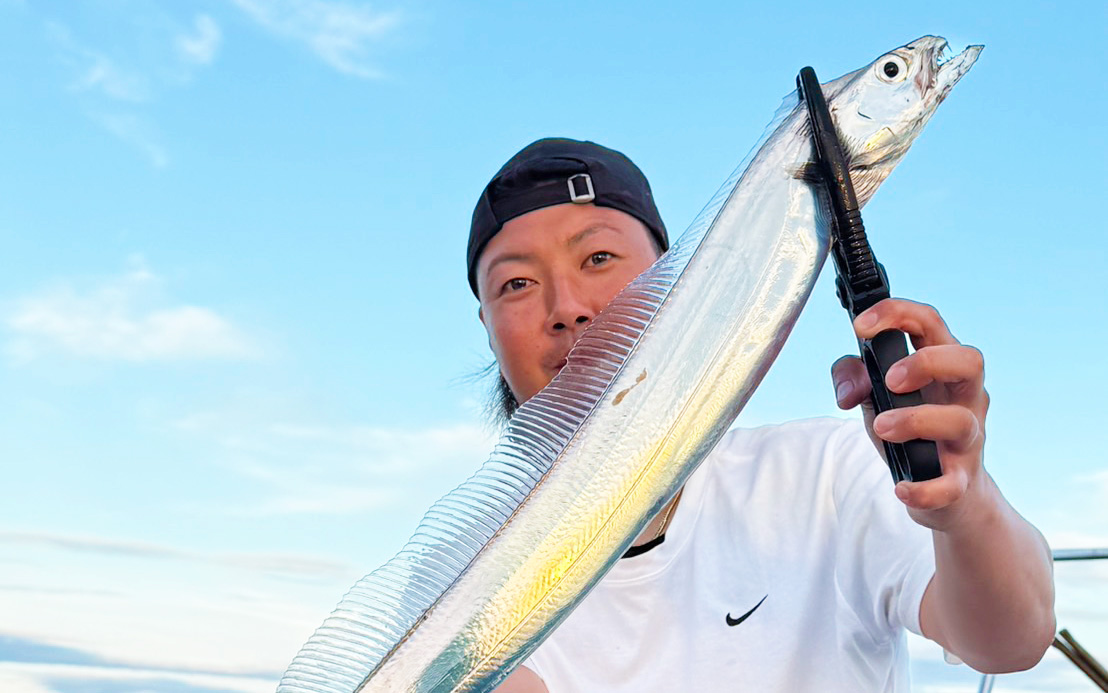 夏の博多湾タチウオ釣り開幕、朝イチにF4サイズ