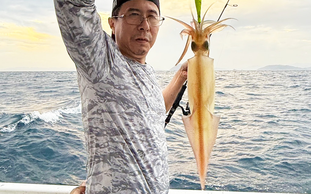 波風に悩まされながらも良型揃う｜夜焚きイカ釣り