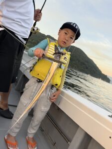 夏の博多湾タチウオ釣り開幕、朝イチにF4サイズ