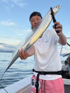 夏の博多湾タチウオ釣り開幕、朝イチにF4サイズ