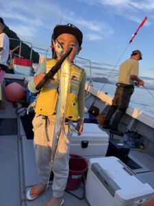 夏の博多湾タチウオ釣り開幕、朝イチにF4サイズ