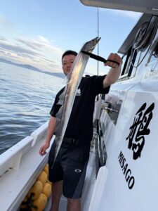 夏の博多湾タチウオ釣り開幕、朝イチにF4サイズ