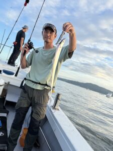 夏の博多湾タチウオ釣り開幕、朝イチにF4サイズ
