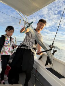 夏の博多湾タチウオ釣り開幕、朝イチにF4サイズ