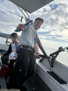 夏の博多湾タチウオ釣り開幕、朝イチにF4サイズ