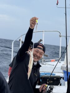 波風に悩まされながらも良型揃う｜夜焚きイカ釣り