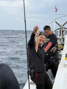 波風に悩まされながらも良型揃う｜夜焚きイカ釣り