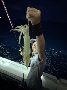 波風に悩まされながらも良型揃う｜夜焚きイカ釣り