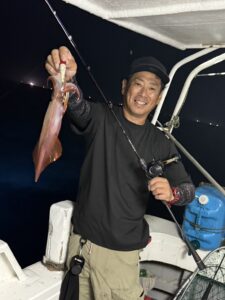 波風に悩まされながらも良型揃う｜夜焚きイカ釣り