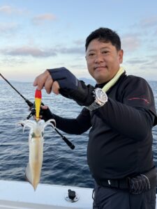 良型多め！ダブルヒット連発の夜焚きイカ釣り