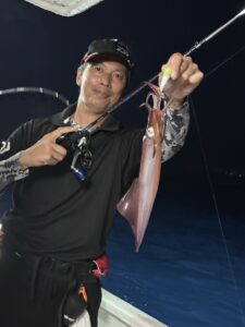 良型多め！ダブルヒット連発の夜焚きイカ釣り