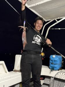 良型多め！ダブルヒット連発の夜焚きイカ釣り