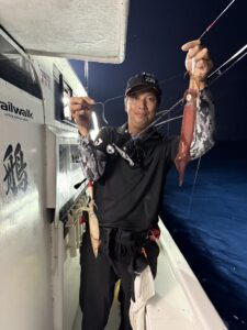 良型多め！ダブルヒット連発の夜焚きイカ釣り