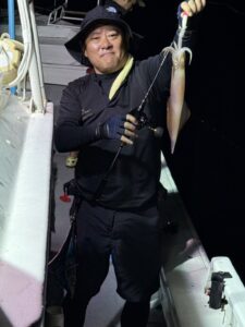 良型多め！ダブルヒット連発の夜焚きイカ釣り