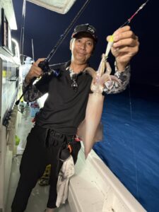 良型多め！ダブルヒット連発の夜焚きイカ釣り