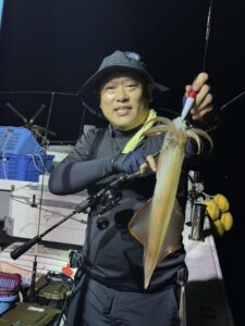 良型多め！ダブルヒット連発の夜焚きイカ釣り