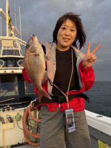 コツを掴んで真鯛ヒット！ゲスト多彩な「ひとつテンヤ」釣行