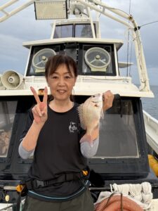 コツを掴んで真鯛ヒット！ゲスト多彩な「ひとつテンヤ」釣行