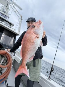 コツを掴んで真鯛ヒット！ゲスト多彩な「ひとつテンヤ」釣行