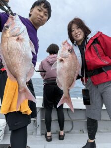 コツを掴んで真鯛ヒット！ゲスト多彩な「ひとつテンヤ」釣行
