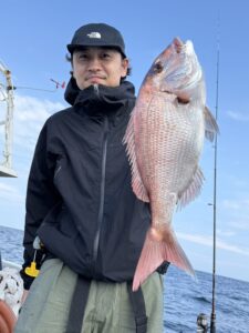 コツを掴んで真鯛ヒット！ゲスト多彩な「ひとつテンヤ」釣行