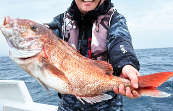 時化のなか大型が連発！ジャスト70cmの真鯛も