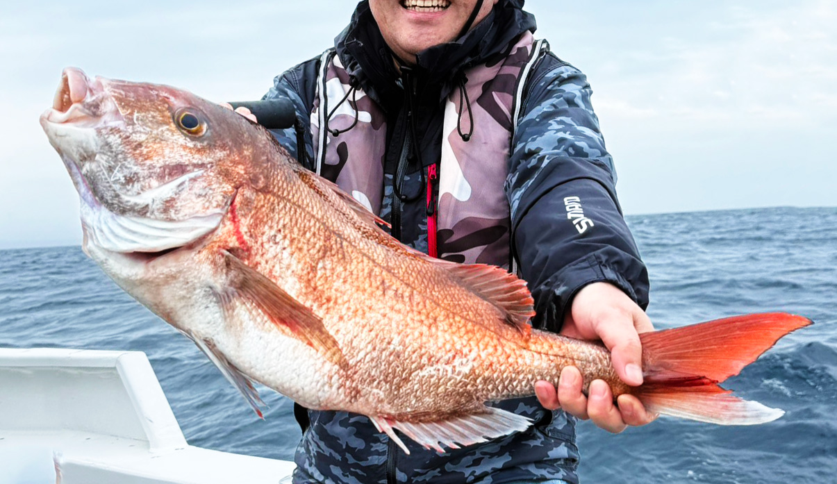 時化のなか大型が連発！ジャスト70cmの真鯛も