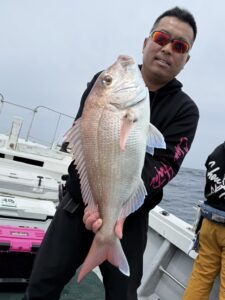 73cmの大鯛！潮が効き出し良型マダイ連発のタイラバ【乗っ込み継続中】
