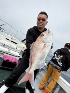 73cmの大鯛！潮が効き出し良型マダイ連発のタイラバ【乗っ込み継続中】