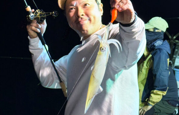 玄界灘の夜焚きイカ釣り！ポイント移動でパラソルサイズも登場