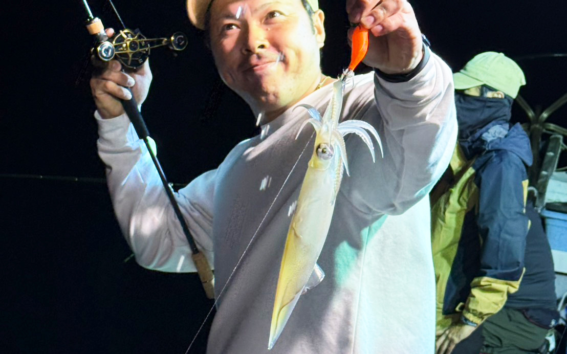 玄界灘の夜焚きイカ釣り！ポイント移動でパラソルサイズも登場