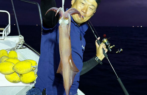玄界灘の夜焚きイカ釣りが本格化！良型パラソルサイズも次々にヒット