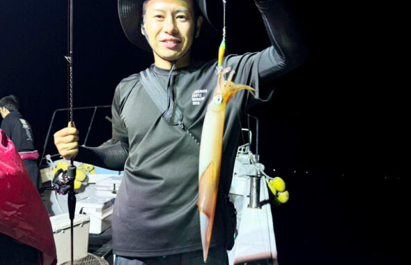 玄界灘の夜焚きイカ釣り！良型スタートも後半はサバで苦戦