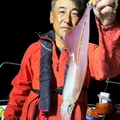 玄界灘の夜焚きイカ釣り！潮の変わり目に良型ヒットも、またサバに苦戦