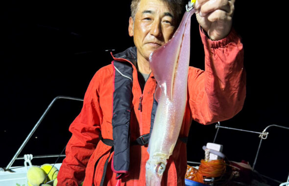 玄界灘の夜焚きイカ釣り！潮の変わり目に良型ヒットも、またサバに苦戦