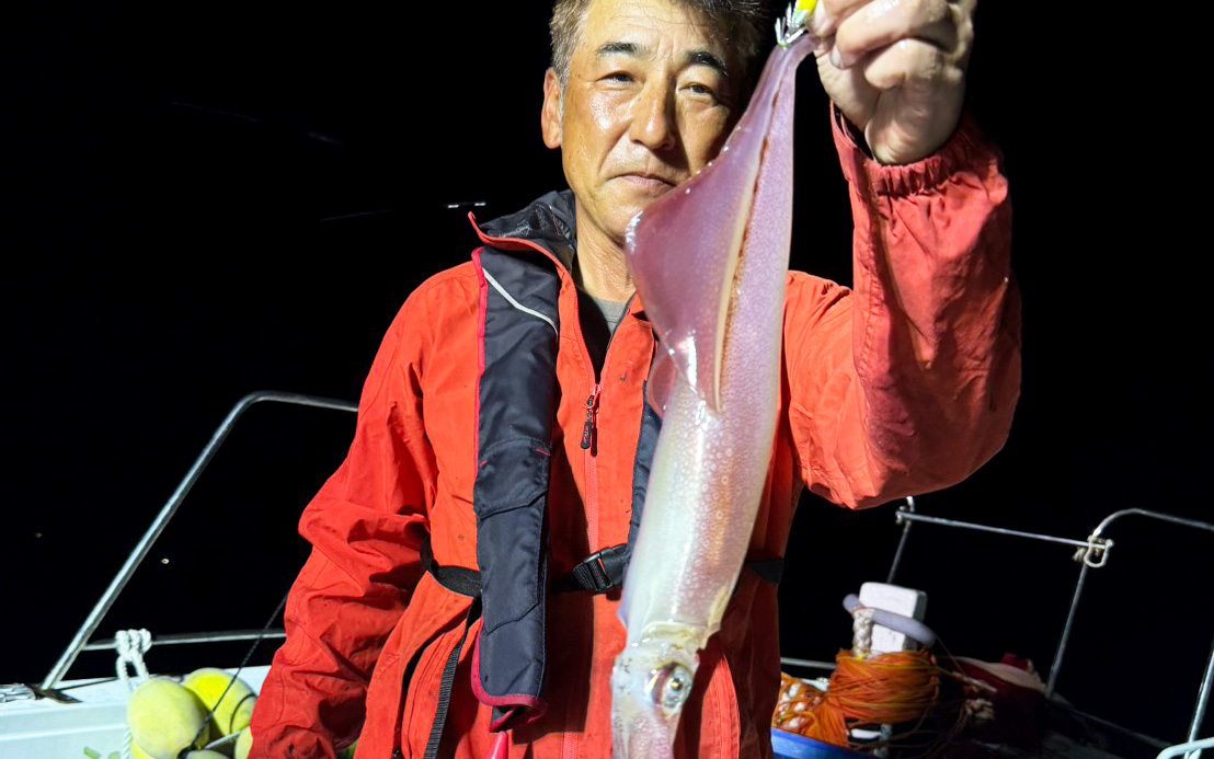 玄界灘の夜焚きイカ釣り！潮の変わり目に良型ヒットも、またサバに苦戦
