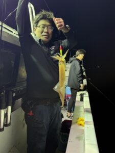 玄界灘の夜焚きイカ釣りが本格化！良型パラソルサイズも次々にヒット