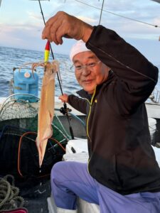玄界灘の夜焚きイカ釣り！良型スタートも後半はサバで苦戦